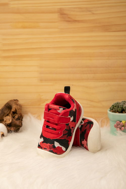 紅色防滑鞋童鞋兒童用品攝影圖 攝影圖 下載至來源處