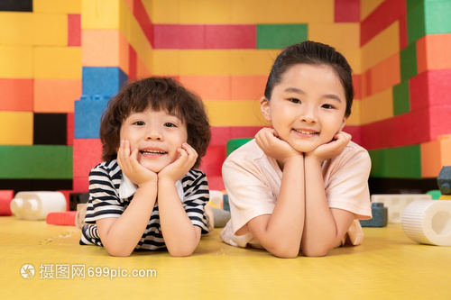 兒童游樂園趴著嬉戲的小朋友