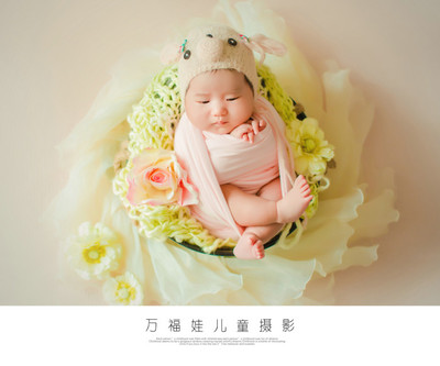 寶寶在花中看起來就像是墜入凡間的精靈呢~