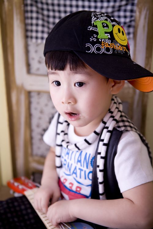 戴鴨舌帽的男孩 精品素材