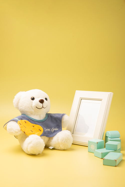 黃色可愛兒童玩偶玩具母嬰用品攝影圖 st攝影