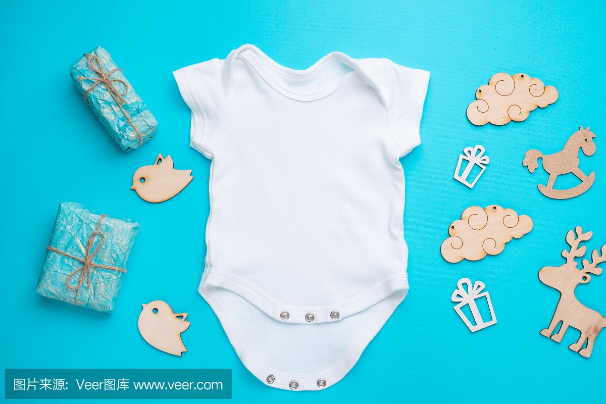 平鋪一件白色兒童襯衫,上面有木制玩具和禮物,以藍(lán)色為背景。logo、廣告、兒童派對(duì)迎嬰派對(duì)、兒童生日派對(duì)的布局設(shè)計(jì)與放置