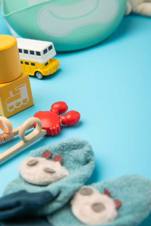 天藍色背景下的六一兒童節(jié) 溫馨物品攝影指南